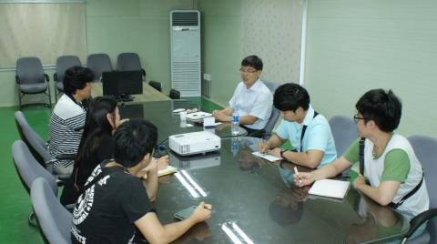 첫 번째줄 이남걸 교수(식품영양과학과 학과장), 옥한별 팀장(식품공학과4), 홍성민(식품영양과학과2) 두 번째줄 식품공장을 소개하고 있는 왼쪽부터 ㈜애그로닉스 주종문 대표, 김수완