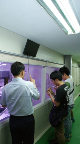 인삼재배 시설을 소개하고 있는 ㈜애그로닉스 주종문 대표, 홍성민(식품영양과학과2), 최가람(식품공학과4)