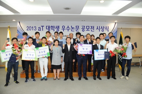 건국대 글로컬캠퍼스 경영학과에 재학 중인 정상우(4학년), 심범석(3학년) 학생이 최근 한국농수산식품유통공사(이하 aT)가 개최한 2013 대학생 우수논문 공모전에서 최우수상을 수