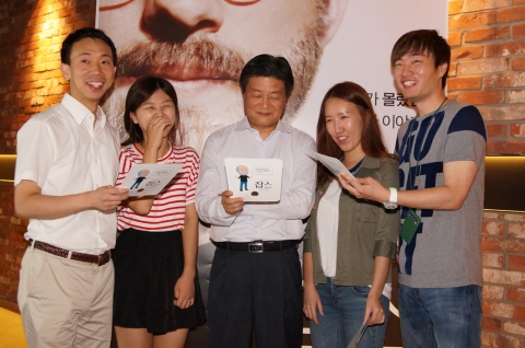 영화 잡스 시사회를 앞두고 예스24 김기호 대표(가운데)와 직원들이 대화를 나누고 있다.