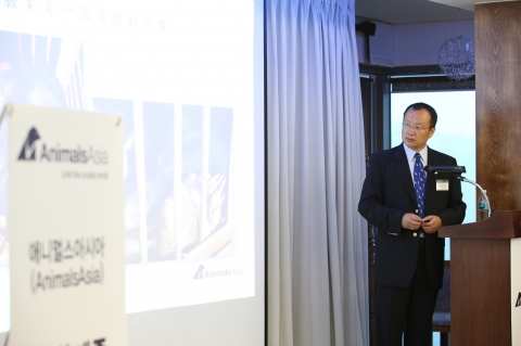 애니멀스아시아가 주최한 곰 쓸개즙 반입 반대 기자간담회에서 아시아 담당 토비 장 부서장이 곰 쓸개즙 채취 현황에 대해 발표하고 있다.