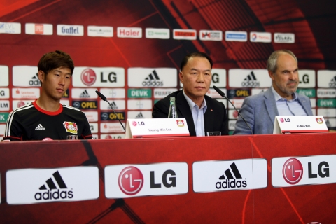 29일(독일 현지시간) 팀구장 바이 아레나에서 열린 조인식에서 (왼쪽부터) 손흥민 선수, LG전자 글로벌마케팅부문장 김기완 부사장, 볼프강 홀츠호이져단장이 후원 사실을 공표하고 있