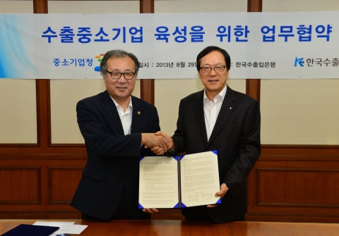 김용환 수은 행장과 한정화 중기청장이 29일 수은 본점에서 수출중소기업 육성을 위한 업무협약을 맺은 뒤 기념촬영을 하고 있다. 사진 왼쪽부터 한정화 중기청장, 김용환 수은 행장