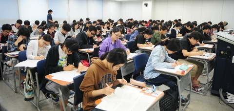 건국대는 2014학년도 신입학전형 수시모집에서 학생들의 논술고사 부담을 완화하기 위해 논술고사 지문을 대부분 고교 교과서 내에서 출제하고 자연계 논술고사 응시문제 수를 2문제로 축