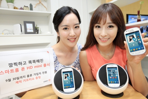 KT는 통신, 엔터테인먼트, 홈 시큐리티, 생활편의 등 집안에서 필요한 다양한 기능을 가진 스마트폰 형태의 집전화, 올레 스마트홈 폰 HD mini를 출시했다.