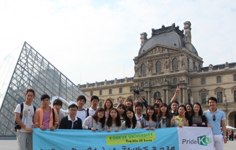 해외탐방 학생들이 프랑스 파리 루브르박물관 앞에서 기념촬영을 하고 있다.