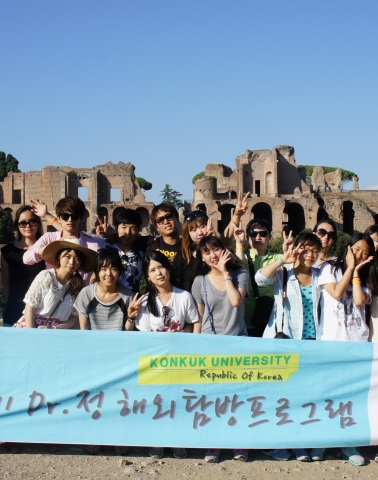 닥터 정 해외탐방단 학생들이 로마 팔라티노언덕에서 기념촬영을 하고 있다.