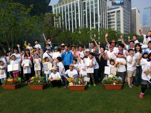 서울시가 캠페인의 피날레로 (재)서울그린트러스트와 함께 녹화 우수사례를 뽑는 콘테스트 꽃 피는 서울상을 개최한다.