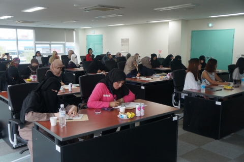 사우디 아라비아 여성 리더십 연수단이 캠퍼스 소개 및 운영현황을 듣고 있다.