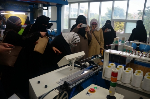 사우디 아라비아 여성 리더십 연수단이 캠퍼스 시설견학을 하고 있다.