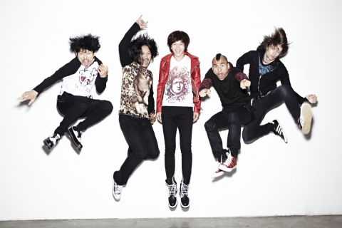 그룹 YB가 9월 7, 8일 파주시 임진각 평화누리에서 열리는 2013파주포크페스티벌 첫날 피날레를 장식한다.