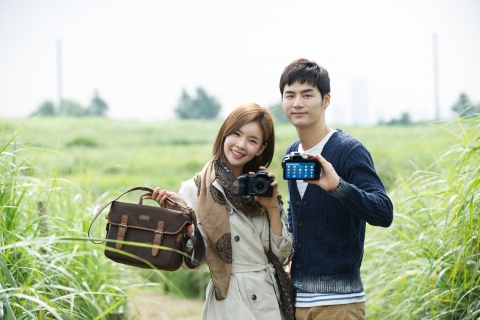 서울 상암동 월드컵 공원에서 삼성전자 모델이 삼성 스마트 카메라 Falling in Fall 페스티벌을 소개하고 있다.