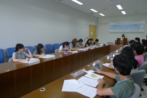 성남시차세대위원회 위원들이 성남시의회 회의실에서 청소년조례 제정 논의를 진행 중이다.