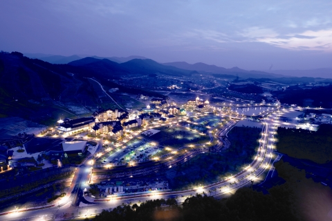 알펜시아 리조트가 상반기 매출 목표를 초과 달성한데 이어 7~8월 성수기 실적도 지난해 보다 크게 증가한 것으로 나타났다.