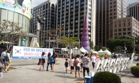 지난 8월 31일 오후 애국주의연대가 청계광장 동아일보 사옥앞에서 국정원 해체 촛불집회 반대 사진전을 개최하고 있다.