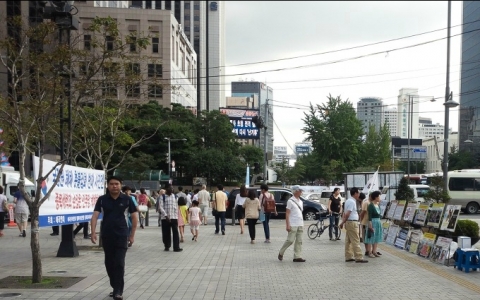 지난 8월 31일 오후 애국주의연대가 청계광장 동아일보 사옥앞에서 국정원 해체 촛불집회 반대 사진전을 개최하고 있다.