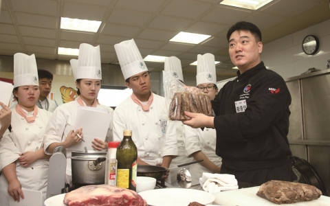 제1차 미국육류수출협회가 셰프의 꿈을 응원합니다 멘토링 클래스에서 JW메리어트 호텔 황종민 수석 셰프가 슬로쿠킹 방식으로 숙성시킨 미국산 소고기에 대해 설명하고 있다.