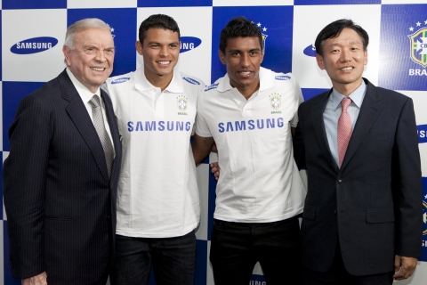 9월 2일(현지시간) 브라질 브라질리아 팰리스 호텔에서 삼성전자가 브라질 축구협회와  브라질 축구 국가대표팀 후원 계약식을 실시했다.(왼쪽부터 조세 마리아 마린(Jose Maria