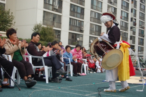 전통연희단 어울나래가 2013 전통연희단 어울나래의 줄타기 한마당을 개최한다고 밝혔다.