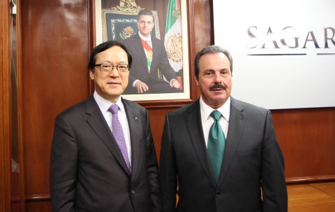 김용환 수출입은행장(사진 왼쪽)이 2일 오후(현지시간) 멕시코 정부청사에서 엔리케 마르티네스(Enrique Martinez) 멕시코 농축수산부 장관과 만나 양국간 경제협력 방안을 