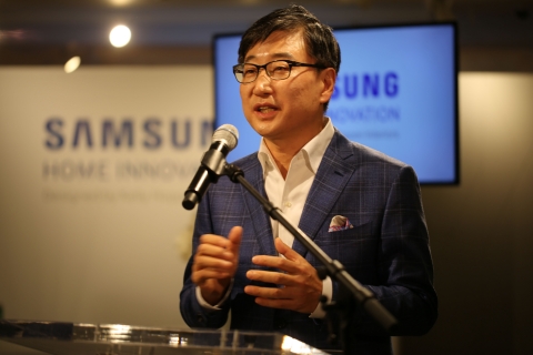 현지시간 9월 3일 저녁 영국 런던의 해롯백화점에서 열린 삼성전자 브랜드 전시관              오픈 행사에서 삼성전자 CE부문 윤부근 대표가 환영사를 하고 있다.