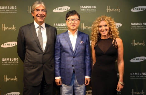 현지시간 9월 3일 저녁 영국 런던의 해롯백화점에서 열린 삼성전자 브랜드 전시관 오픈 행사에서 삼성전자 CE부문 윤부근 대표(가운데), 해롯백화점 CEO 마이클 워드(좌측), 삼성