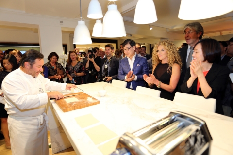 현지시간 9월 3일 저녁 영국 런던의 해롯백화점에서 열린 삼성전자 브랜드 전시관 오픈 행사에서 삼성 클럽드쉐프 대표 쉐프 ‘미셀 트로와그로’가 삼성전자 생활가전 제품들을 이용해 행