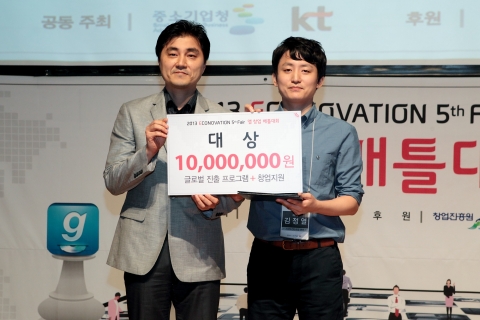 KT VG사업담당 박효일 상무(왼쪽)와 파피용으로 대상을 수상한 모프인터랙티브 김정열씨(오른쪽)가 기념촬영을 하고 있는 모습