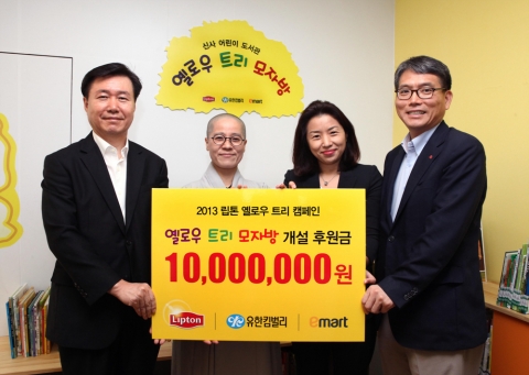 (왼쪽부터) 유한킴벌리 송천헌 부사장, 신사종합사회복지관장 보련스님, 유니레버코리아 고희경 상무, 이마트 최성재 부사장이 3일 서울 은평구 신사동 신사종합사회복지관에서 후원금 1천 만원 기증 서약서를 전달하고 있다.
