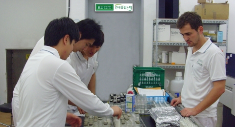 건국대학교 법인이 운영하는 유가공·육가공 수익사업체인 건국유업·건국햄이 대학생들을 생산현장으로 초청, 직무 연수 기회를 제공하며 학생들의 역량강화와 현장 맞춤형 인재 양성에 적극 