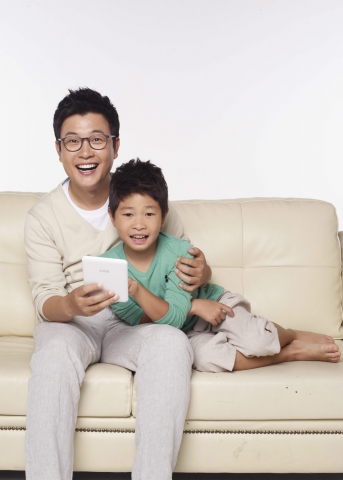 예스24는 아빠 어디가에 출연 중인 방송인 김성주와 아들 김민국 군을 전속모델로 기용했다.