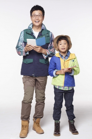 예스24는 아빠 어디가에 출연 중인 방송인 김성주와 아들 김민국 군을 전속모델로 기용했다.