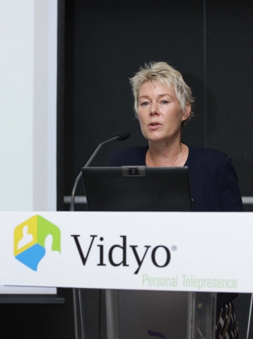 조안 벤더메이트 Vidyo 제품 마케팅 부사장이 발표하는 모습