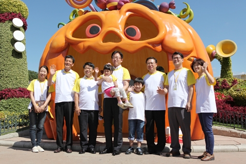 소아암 어린이 가족 한사랑 문화체험에 참석한 우정사업본부 김준호 본부장(가운데)과 한국백혈병어린이재단 강태석 이사(오른쪽 세번째)가 소아암 어린이 가족들과 함께 에버랜드에서 즐거운