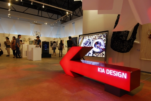 2013 광주디자인비엔날레에서 기아 전시관을 찾은 관람객들이 전시물을 둘러보는 모습.