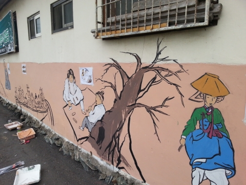 군산대학교 미술학과 이남수(4학년) 등 학생봉사단원 10여명이 지난 5일(목) 군산대학교 인근 마을인 원당마을의 노후된 담장을 전통벽화로 채우며 일대를 산뜻하게 변신시켰다.