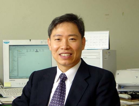 건국대 문과대학 영어영문학과 안희돈 교수가 세계 3대 인명사전 중 하나인 마르퀴스 후즈 후 인더월드 2014년 판에 등재된다고 6일 밝혔다.