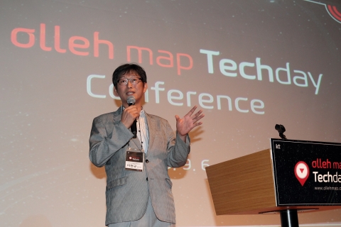 KT 오픈플랫폼개발본부 이현규 본부장이 인사말과 함께 참석자들에게 GIS 산업 활성화를 위한 KT의 동반성장 전략에 대해 발표하고 있다.