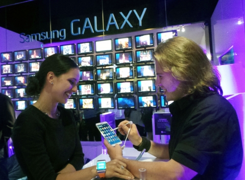 지난 5일부터 진행된 뉴욕 패션위크 행사장에 마련된 갤럭시 스튜디오에서 뉴욕 패션 피플들이 갤럭시 노트 3와 갤럭시 기어를 체험하고 있다.