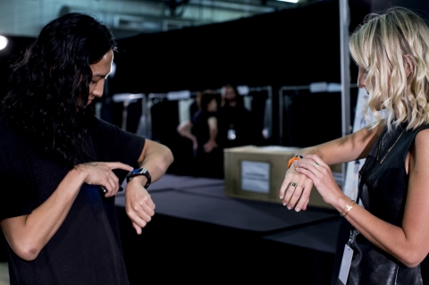 뉴욕을 대표하는 세계적 디자이너 알렉산더 왕과 그의 스템이 뉴욕 패션위크 기간 중 pier 94에서 열린 알렉산더 왕 2014년 S/S 패션쇼 백스테이지에서 갤럭시 기어를 사용하며