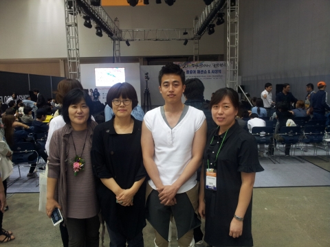 2013 제2회 패션디자인 컨테스트 공모전에서 수상한 허석현(좌측에서 세 번째)씨와 이정주(좌측에서 두 번째)씨