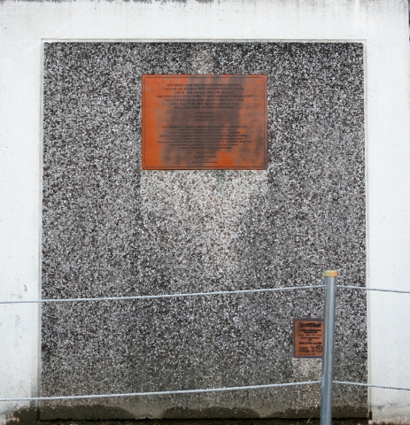 건국대는 서울 광진구 서울캠퍼스 교내에 설치된 세계언어문자조형물 가운데 하나인 독일 베를린장벽 콘크리트 조각을 이용한 문자조형물이 독일 연방정부에서 최근 발간한 세계에 흩어진 베를