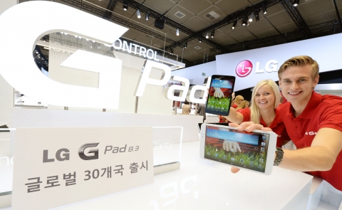 LG전자가 연내 세계 30개 국가에서 G시리즈 첫 태블릿 LG G Pad 8.3을 출시한다. 모델이 LG G Pad 8.3을 들고 포즈를 취하고 있다.