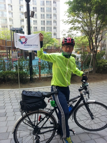 건국대 체육학과 황승환 학생(29)이 자전거로 2,237km를 달리는 전국일주를 하며 모금한 430만원을 장애 어린이들을 위한 재활병원 건립기금으로 기부했다.
