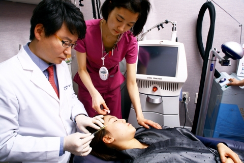 환자를 치료하고 있는 셀파크피부과 박병순 원장