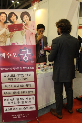 지난 주 홍콩에서 개최된 비타푸드 아시아 2013에서 내츄럴엔도텍이 개발한 백수오 등 복합추출물에 대해 전세계에서 온 바이어들이 높은 관심을 보였다. 사진은 내츄럴엔도텍 부스 앞에서 한 바이어가 백수오 등 복합추출물에 대해 문의하고 있는 모습