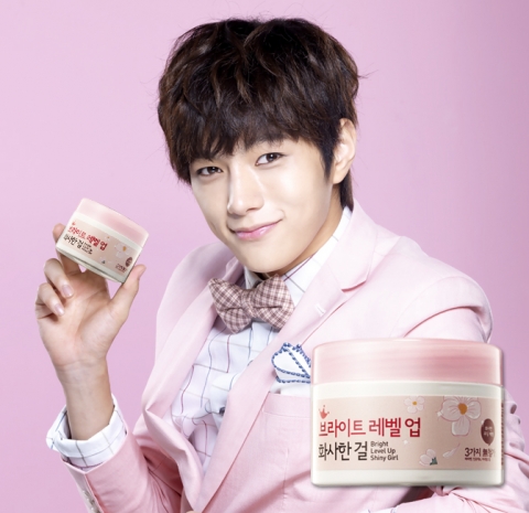 샤라샤라가 일명 하얘지는 수분크림인 브라이트 레벨 업 화사한 걸 대용량(200ml)을 선보였다.
