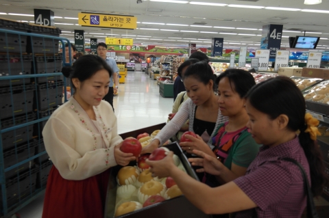 과일계의 짬짜면 영주사과-나주배 홍동백서 사러오세요. 추석을 앞두고 이마트는 대표 제수용품인 영주 사과와 나주 배를 한 상자에 담은 영주사과-나주배 홍동백서 판매를 시작했다. 다문화가정 주부들도 제수용품을 사러 나와 사과와 배를 고르고 있다.