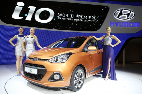 현대차가 2013 프랑크푸르트 모터쇼에서 세계 최초로 공개한 신형 i10과 함께 모델들이 포즈를 취하고 있는 모습