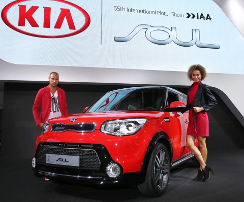 프랑크푸르트 모터쇼에서 유럽 최초로 선보인 쏘울 후속모델 옆에서 모델이 포즈를 취하고 있는 모습.